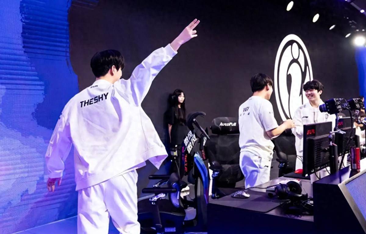 忍者战争回来了？ Invictus Gaming 赢得了所有比赛并晋级四分之一决赛。他们将在24日的四分之一决赛中对阵 Top Esports 。
