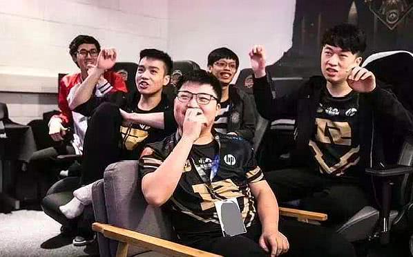 经典三核输出！ Elk Ezreal冲刺并赢得了团战， Bilibili Gaming 在第一场比赛中击败了 Top Esports