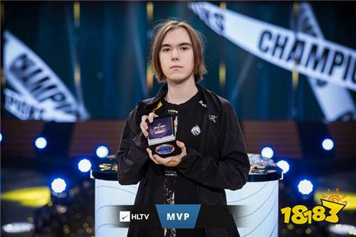 来自 Weibo Gaming 的祝福视频；团队成员：新年带来新事物，愿你所有的愿望都能成真！